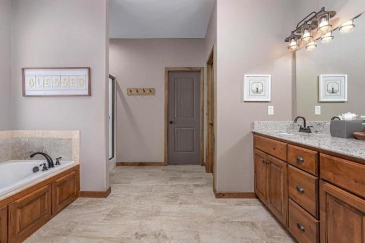 Spacious Home In Branson - 8 Bed, 6 Bath & Hot Tub Hollister Buitenkant foto
